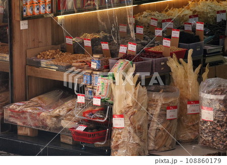 香港・徳輔道西の干し貝柱、塩干し魚などを売る店。何の料理に使うのか分からないものもある 108860179