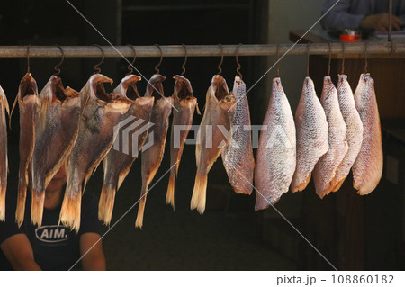 香港・徳輔道西で売られる塩干し魚（ハムユイ）。クサヤに似ていで臭いが美味。かつては安かったが今は高価 108860182