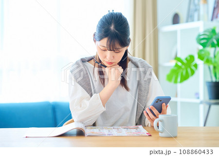 広告をチェックする若い女性 108860433