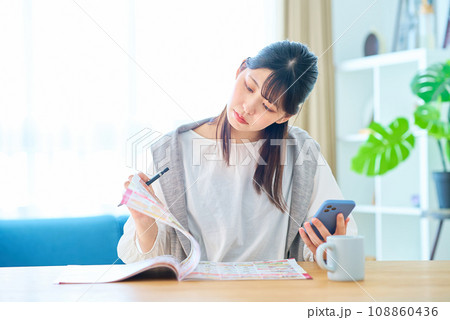 広告をチェックする若い女性 108860436