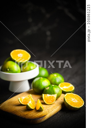 Oranges placed on a black marble slab. 108861215