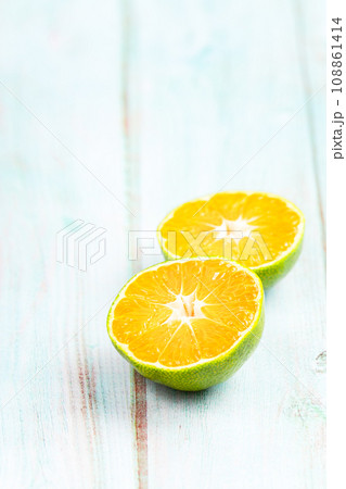 fresh citrus fruits on wooden table fresh citrus fruits on wooden table 108861414