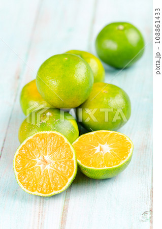 fresh citrus fruits on wooden table fresh citrus fruits on wooden table 108861433
