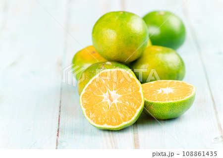 fresh citrus fruits on wooden table fresh citrus fruits on wooden table 108861435