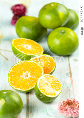 fresh citrus fruits on wooden table fresh citrus fruits on wooden table 108861451