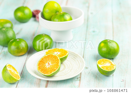fresh citrus fruits on wooden table fresh citrus fruits on wooden table 108861471