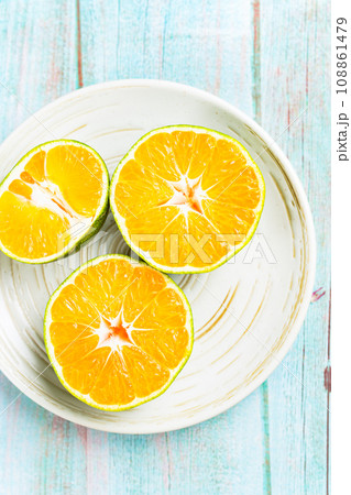 fresh citrus fruits on wooden table fresh citrus fruits on wooden table 108861479