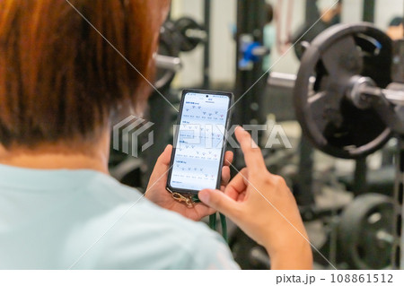 パーソナルトレーニングジム　アラ還女性　ダイエット　体重管理　体組成計　グラフ 108861512