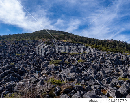 登山道から見上げる権現岳山頂 108861779