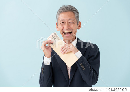 ビジネスマン　札束　笑顔 108862106