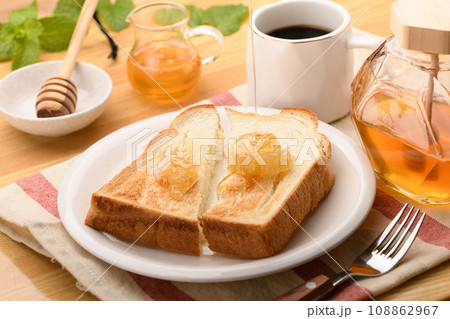 贅沢にコムハニーをのせたはちみつトースト 108862967