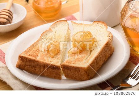 贅沢にコムハニーをのせたはちみつトースト 贅沢にコムハニーをのせたはちみつトースト 108862976