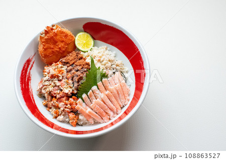 ズワイガニの香箱ガニ丼 108863527