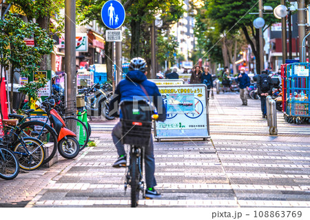 日本の横浜都市景観 自転車は押して歩きましょう!。イセザキ・モールで見かけたウーバーイーツ…=11月 日本の横浜都市景観 自転車は押して歩きましょう!。イセザキ・モールで見かけたウーバーイーツ…=11月 108863769