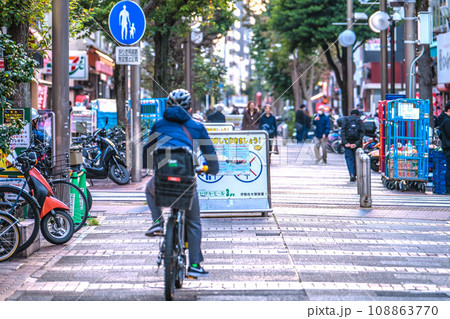 日本の横浜都市景観 自転車は押して歩きましょう！。イセザキ・モールで見かけたウーバーイーツ…＝11月 108863770