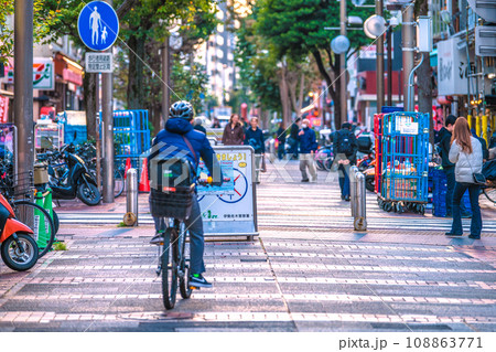 日本の横浜都市景観 自転車は押して歩きましょう!。イセザキ・モールで見かけたウーバーイーツ…=11月 日本の横浜都市景観 自転車は押して歩きましょう!。イセザキ・モールで見かけたウーバーイーツ…=11月 108863771