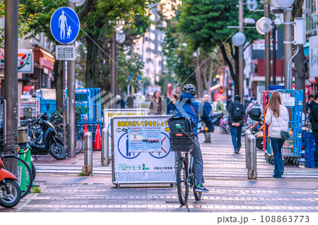 日本の横浜都市景観 自転車は押して歩きましょう!。イセザキ・モールで見かけたウーバーイーツ…=11月 日本の横浜都市景観 自転車は押して歩きましょう!。イセザキ・モールで見かけたウーバーイーツ…=11月 108863773