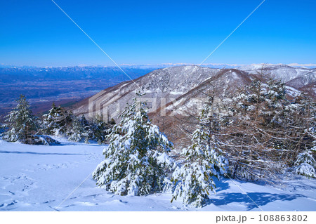 冬の長野県小諸市の黒斑山への登山途中にある車坂山付近から西側の眺望(高峯山,乗鞍岳,東御市など) 108863802