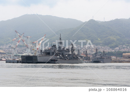 停泊する海上自衛隊掃海母艦ぶんご&護衛艦とね 停泊する海上自衛隊掃海母艦ぶんご&護衛艦とね 108864016