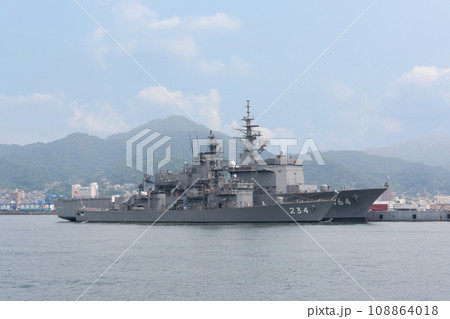 停泊する海上自衛隊掃海母艦ぶんご&護衛艦とね 108864018