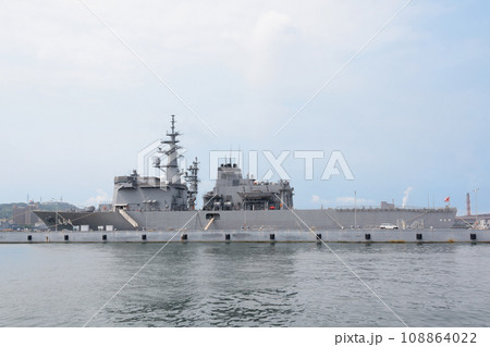 停泊する海上自衛隊掃海母艦ぶんご（側面） 108864022