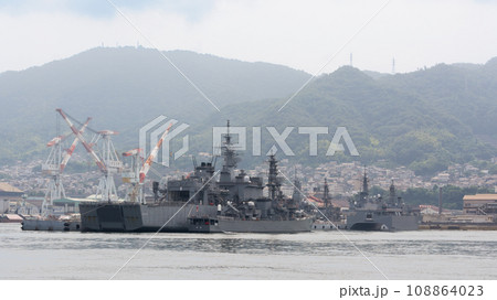 停泊する海上自衛隊掃海母艦ぶんご&護衛艦とね 108864023