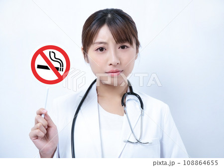 禁煙マークを持つ病院の先生の女性イメージ 禁煙マークを持つ病院の先生の女性イメージ 108864655