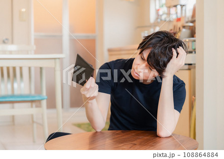 金欠に苦しむ若い男性 108864884