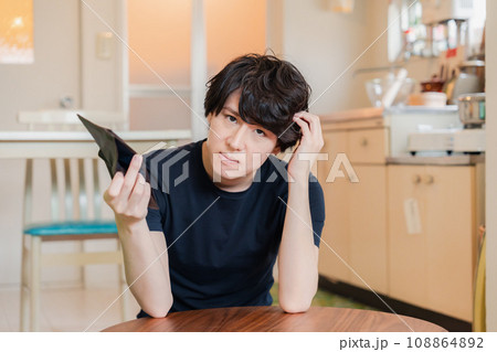 金欠に苦しむ若い男性 金欠に苦しむ若い男性 108864892
