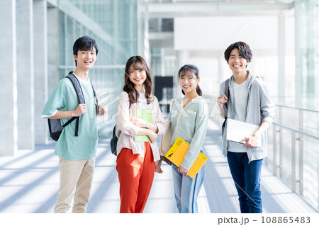 キャンパスの大学生 108865483
