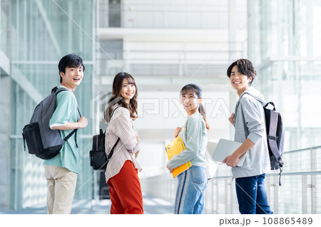 キャンパスの大学生 キャンパスの大学生 108865489