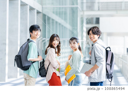 キャンパスの大学生 108865494