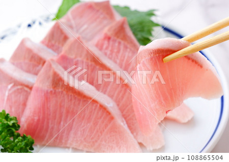 よく脂がのったブリの刺身 よく脂がのったブリの刺身 108865504