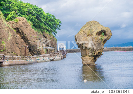 (北海道)江差町の鷗島(かもめじま)・瓶子岩(へいしいわ) (北海道)江差町の鷗島(かもめじま)・瓶子岩(へいしいわ) 108865848