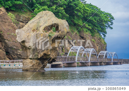 (北海道)江差町の鷗島(かもめじま)・瓶子岩(へいしいわ) (北海道)江差町の鷗島(かもめじま)・瓶子岩(へいしいわ) 108865849