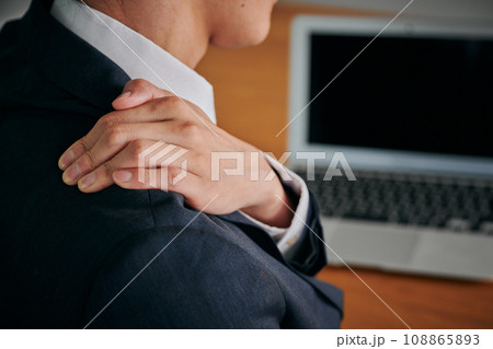 デスクワークで肩が凝る若い男性会社員 108865893