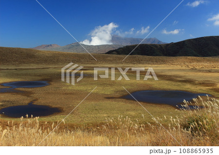 草千里ヶ浜から見た阿蘇山 108865935