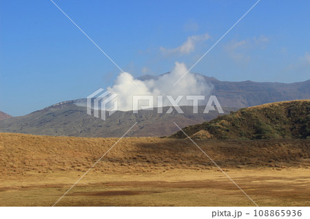 草千里ヶ浜から見た阿蘇山 108865936