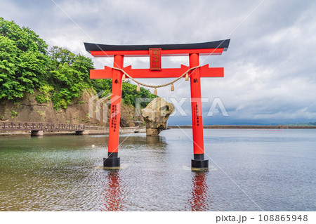 (北海道)江差町鷗島(かもめじま)の厳島神社鳥居と瓶子岩 (北海道)江差町鷗島(かもめじま)の厳島神社鳥居と瓶子岩 108865948