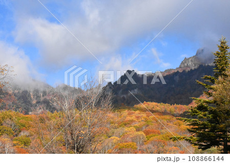 長野県長野市戸隠にある鏡池からの眺め 108866144