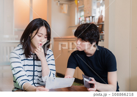 請求書明細を見て値上げに苦しむ若い夫婦 108866218