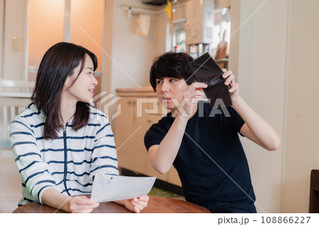 請求書明細を見て値上げに苦しむ若い夫婦 108866227