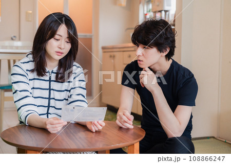 請求書明細を見て値上げに苦しむ若い夫婦 請求書明細を見て値上げに苦しむ若い夫婦 108866247