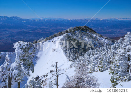 長野県小諸市の浅間外輪山のトーミの頭から南西側の槍ヶ鞘方面(御嶽山,蓼科山,中央アルプスなど)を俯瞰 108866258