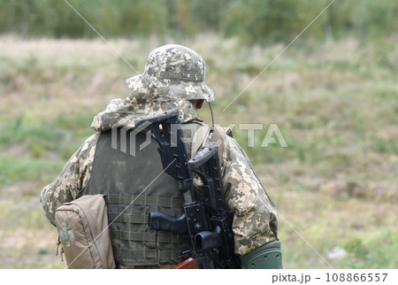Soldier with two assault rifle at the post. 108866557