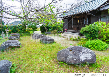 奈良県橿原市　本薬師寺の金堂の礎石 108866614