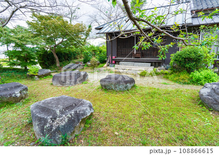 奈良県橿原市　本薬師寺の金堂の礎石 108866615