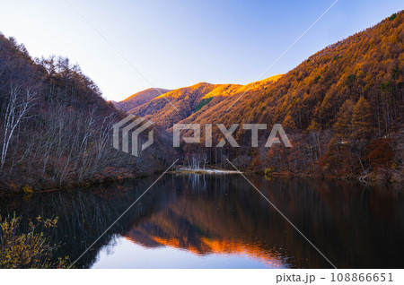 日没頃の秋の竜ヶ沢ダム 108866651