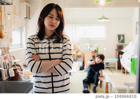 家で喧嘩をする若い夫婦 108866810