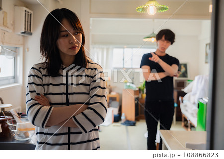 家で喧嘩をする若い夫婦 家で喧嘩をする若い夫婦 108866823